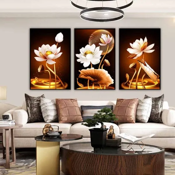 Tranh hoa sen là sự lựa chọn hoàn hảo cho không gian phòng khách, phòng thờ và phòng làm việc