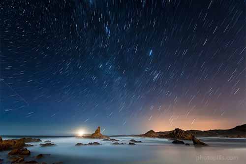 star trails trên biển ở Menorca Tây Ban Nha