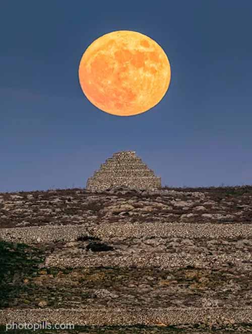 trăng tròn trên một công trình bằng đá ở menorca, tây ban nha