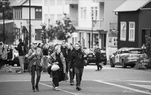 một phần của nhóm đang đi dạo đang đi dạo quanh Reykjavik, Iceland