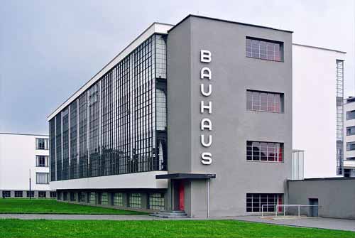 Các trường nghệ thuật như Bauhaus (tòa nhà ở Dessau, Đức, trong ảnh) đã xây dựng các lý thuyết về giáo dục nghệ thuật dựa trên những ý tưởng theo chủ nghĩa hiện đại.