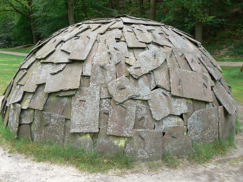 tác phẩm điêu khắc Igloo di pietra (1982) của Mario Merz tại KMM sculpturepark/Hà Lan