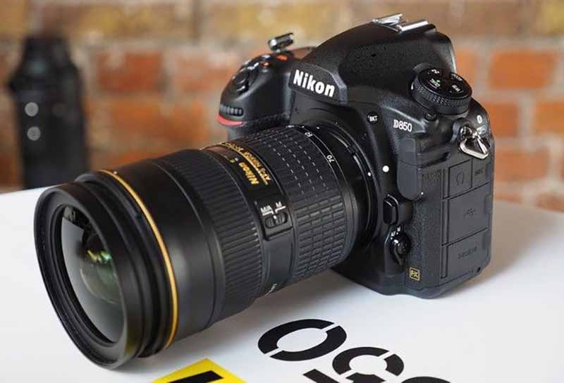 Máy ảnh DSLR (ví dụ Nikon D850) và máy ảnh Mirrorless (ví dụ Canon EOS R50)