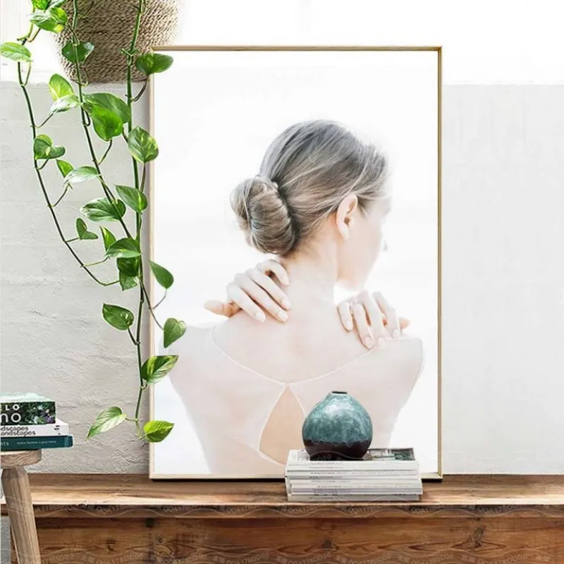 Tranh hoa hồng, cô gái và kiến trúc
