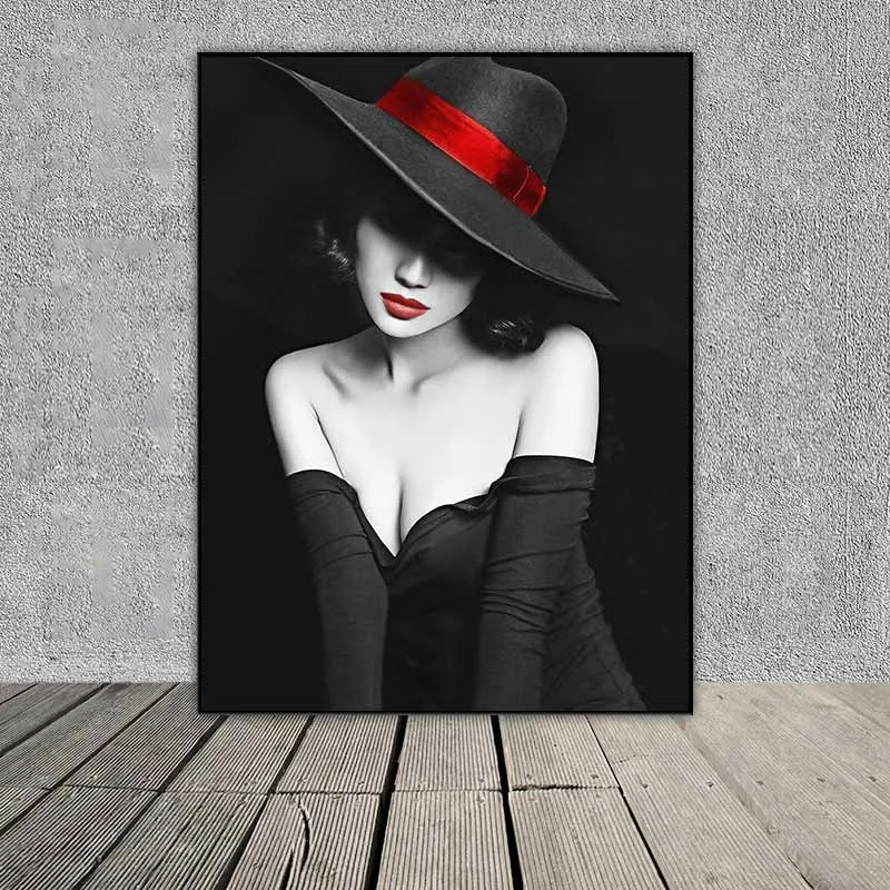 Tranh chân dung cô gái đen trắng đội mũ viền đỏ