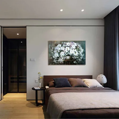 Sử dụng tranh decor để tạo điểm nhấn trang trí cho phòng ngủ