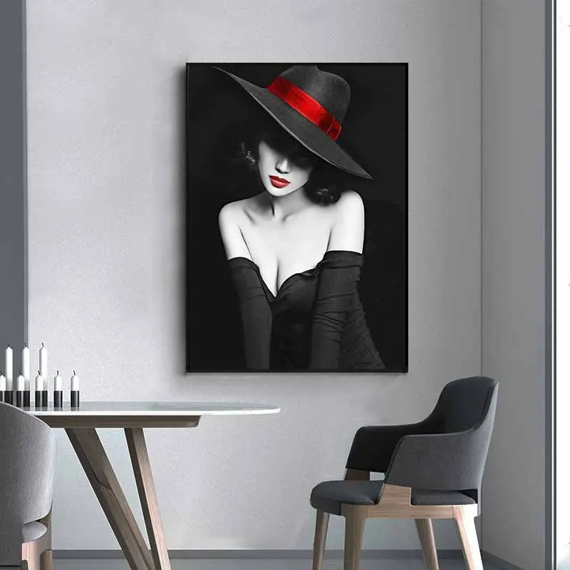 Tranh chân dung cô gái đen trắng đội mũ viền đỏ