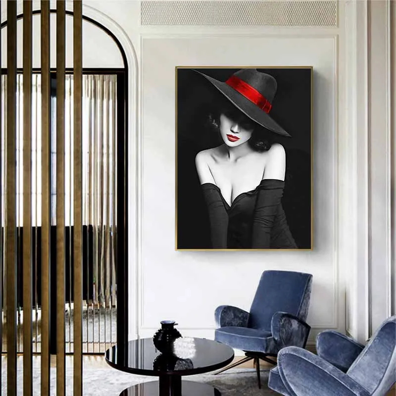 Tranh chân dung cô gái đen trắng đội mũ viền đỏ