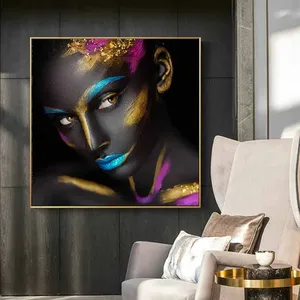 Tranh chân dung cô gái da đen và các nét vẽ trên mặt