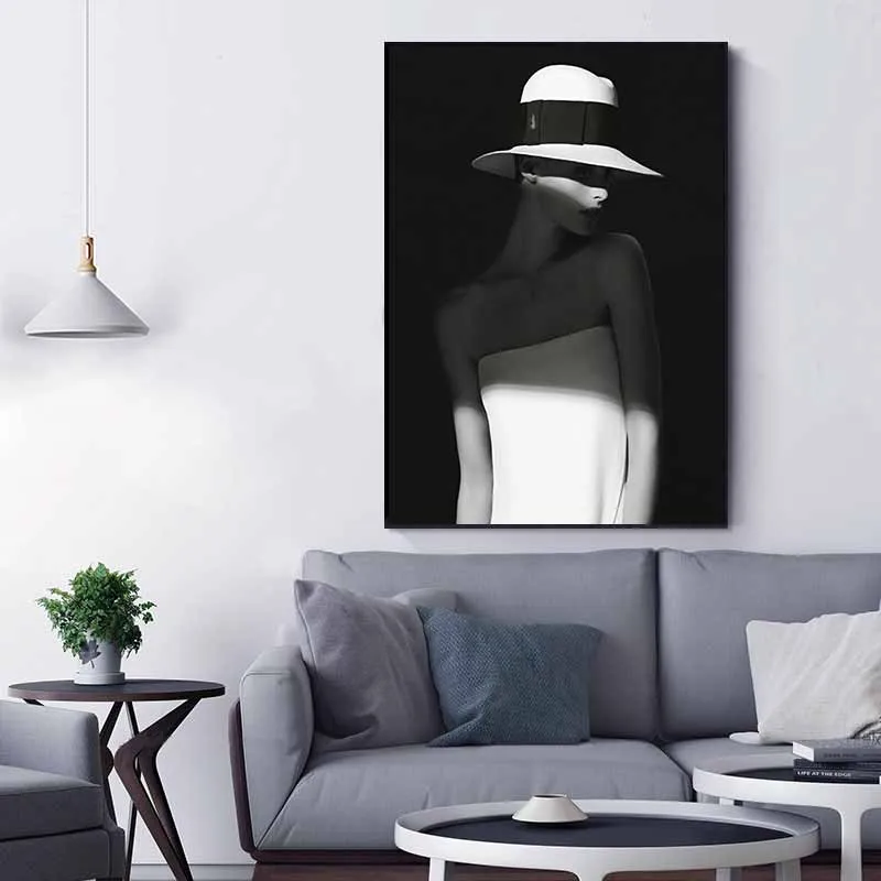 Tranh người mẫu thời trang đội nón trắng