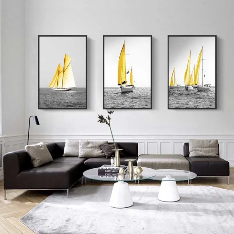 Tranh thuyền buồm vàng trên nền đen trắng