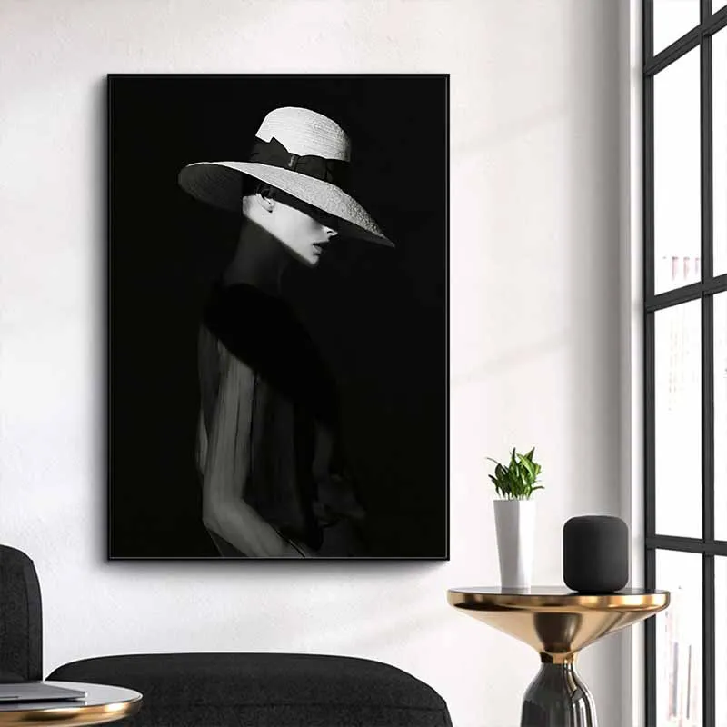 Tranh người mẫu thời trang đội nón trắng