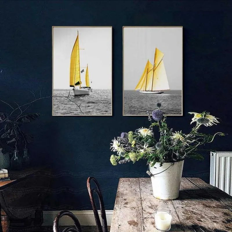 Tranh thuyền buồm vàng trên nền đen trắng