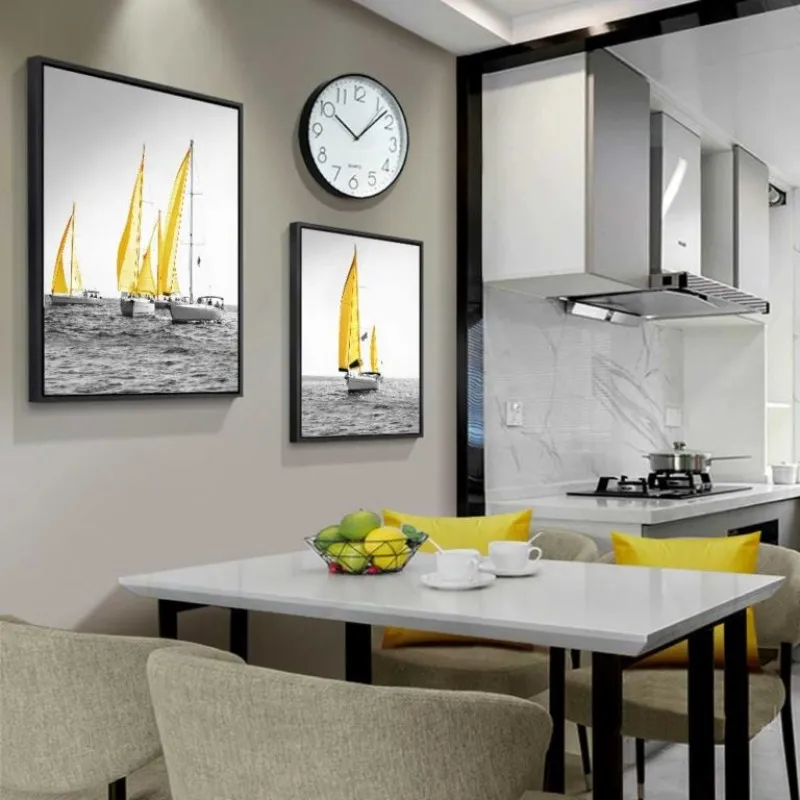 Tranh thuyền buồm vàng trên nền đen trắng