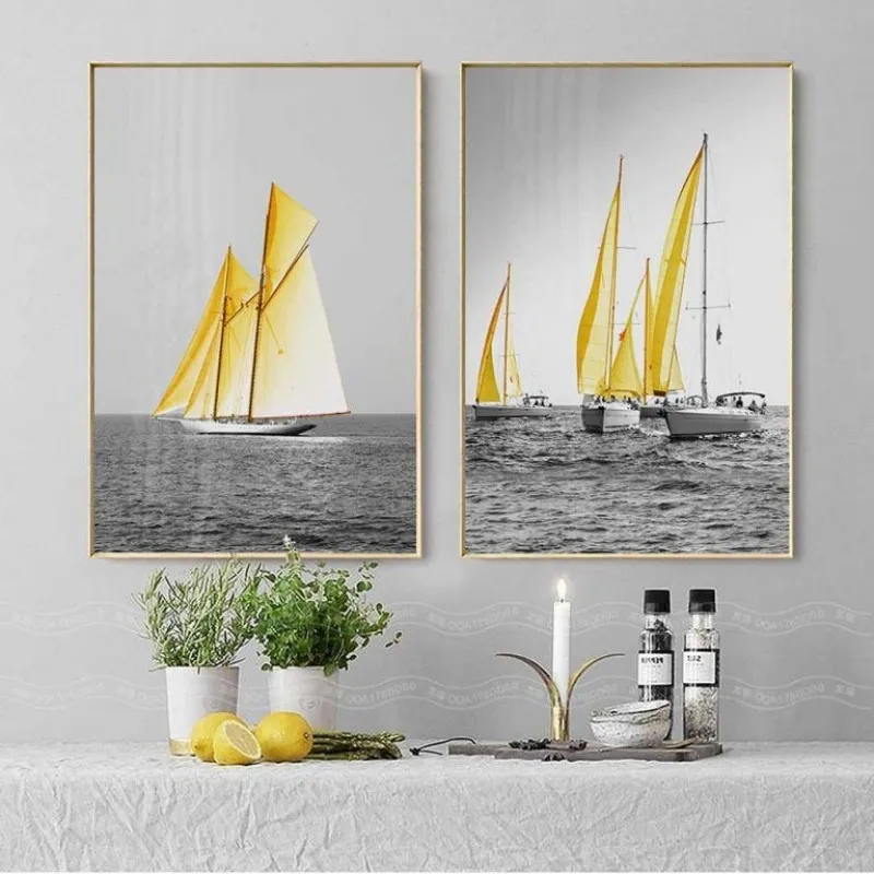 Tranh thuyền buồm vàng trên nền đen trắng