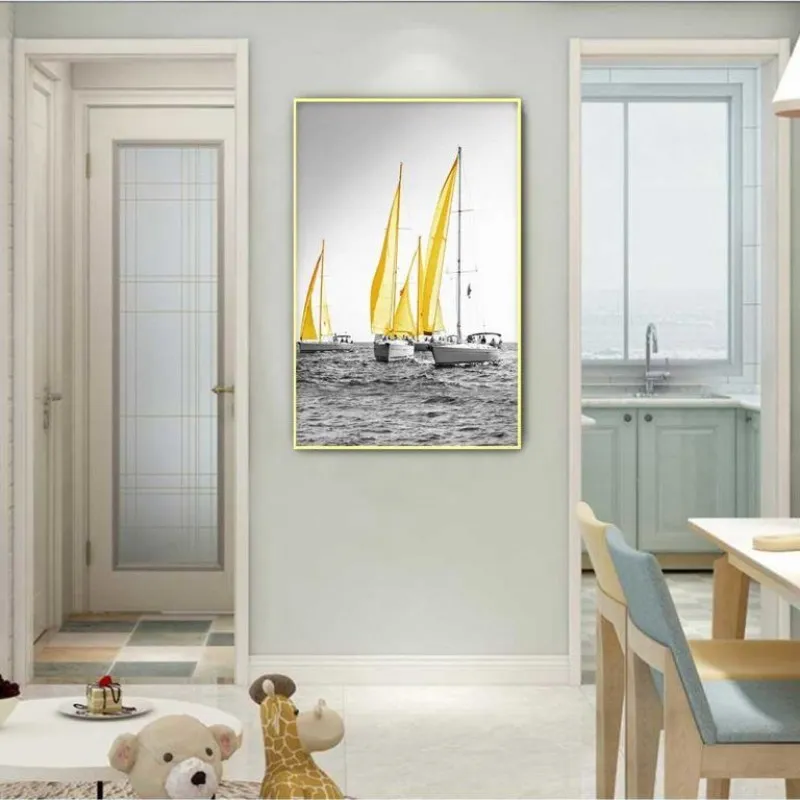 Tranh thuyền buồm vàng trên nền đen trắng