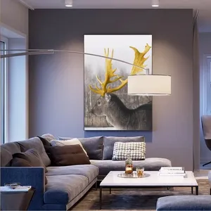 Tranh nai sừng vàng và khối hình học trừu tượng