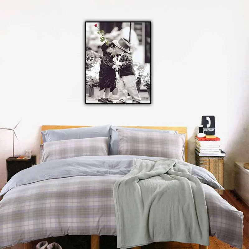 Tranh bé trai và bé gái dễ thương và ngộ nghĩnh