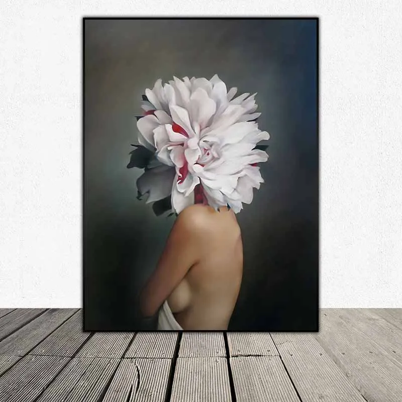 Tranh chân dung cô gái khỏa thân và những những chiếng lông chim