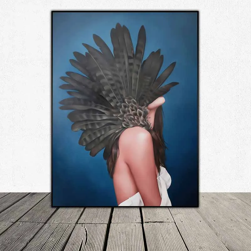 Tranh chân dung cô gái khỏa thân và những những chiếng lông chim