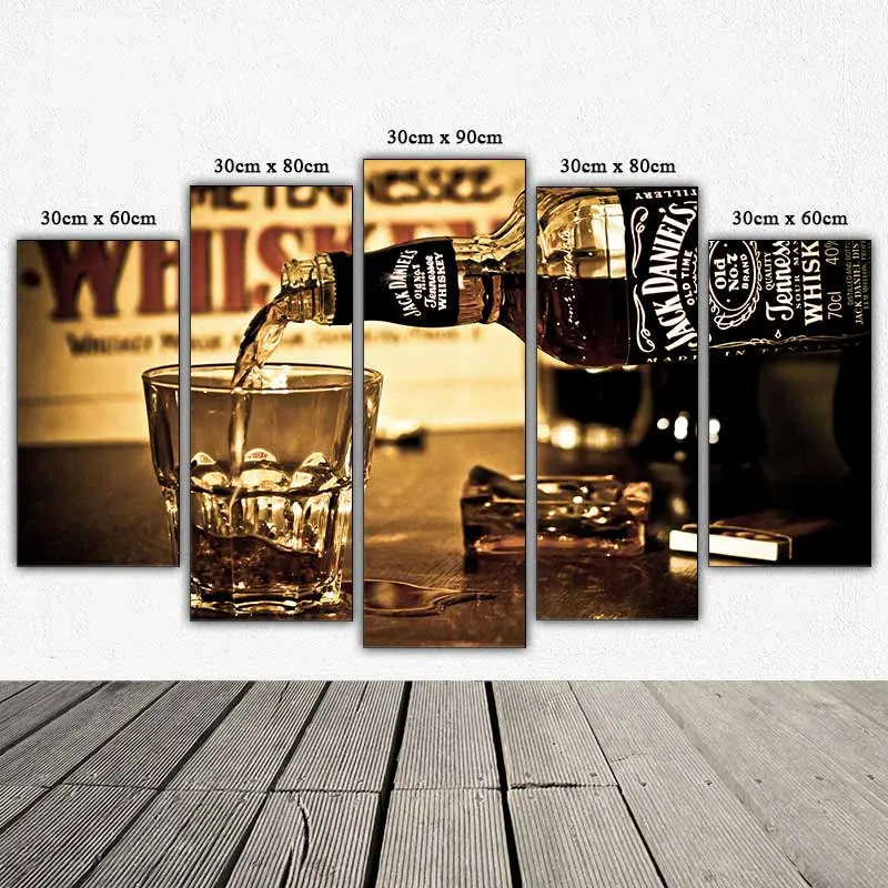 Tranh ghép chai rượu đang rót vào ly đá