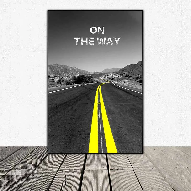 Tranh vạch kẻ đường màu vàng với nền phong cảnh mờ