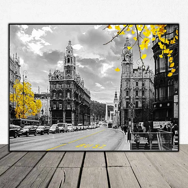 Tranh xe ô tô, xe lửa, xe vespa màu vàng trên nền phong cảnh đen trắng