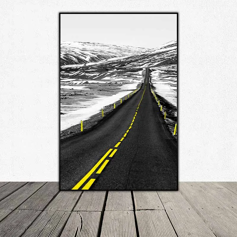 Tranh vạch kẻ đường màu vàng với nền phong cảnh mờ