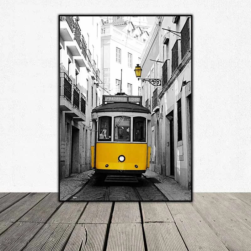 Tranh xe ô tô, xe lửa, xe vespa màu vàng trên nền phong cảnh đen trắng