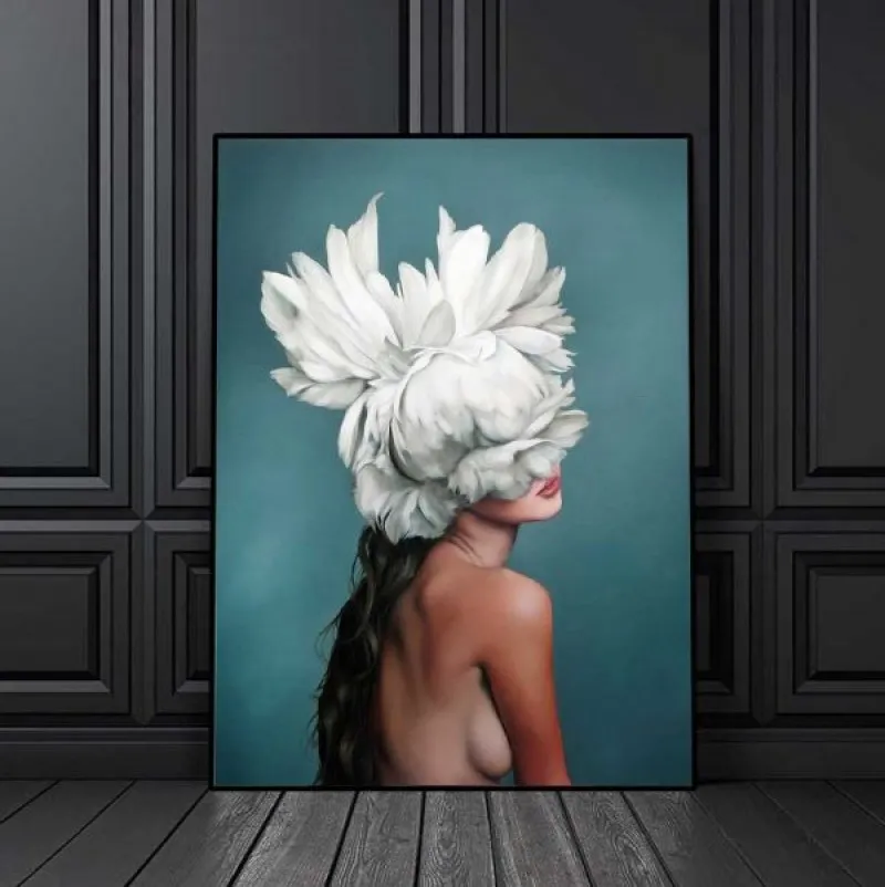 Tranh cô gái khỏa thân đội nón lông vũ