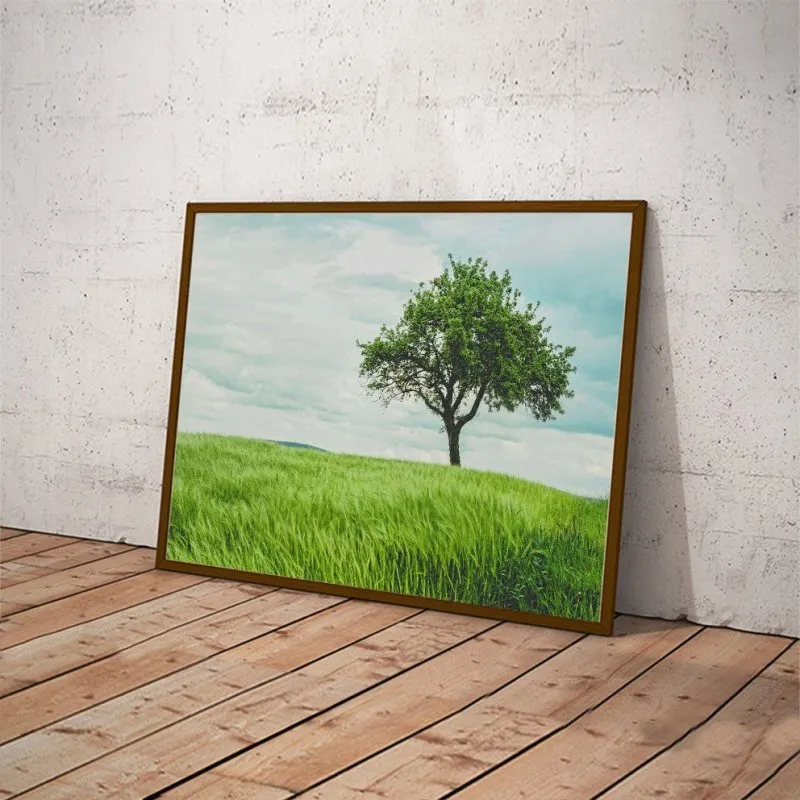 Tranh phong cảnh cây xanh mọc giữa đồng cỏ