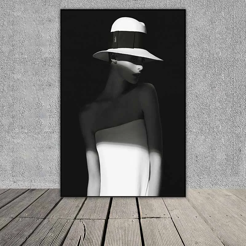 Tranh người mẫu thời trang đội nón trắng