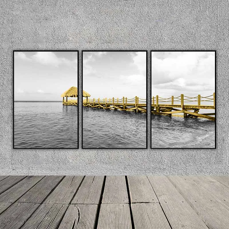 Tranh chiếc cầu gỗ và cái chòi lá màng vàng giữa sông