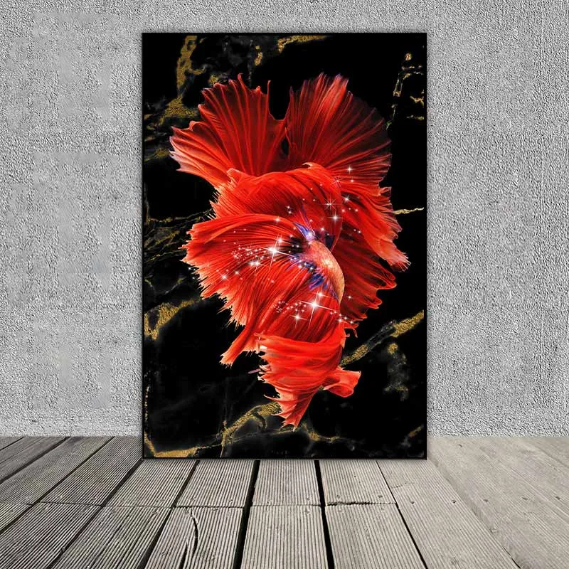 Tranh cá phướng màu đỏ, vàng và bong bóng nước trừu tượng