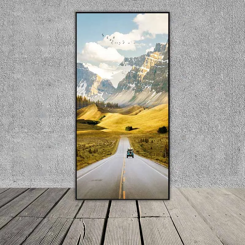 Tranh phong cảnh chiếc xe ô tô chạy trên con đường, phía trước là đồi núi