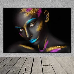 Tranh chân dung cô gái da đen và các nét vẽ trên mặt