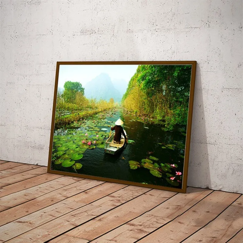 Tranh phong cảnh cô gái chèo thuyền trên hồ sen