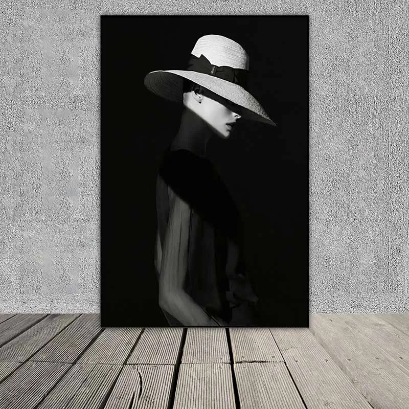 Tranh người mẫu thời trang đội nón trắng