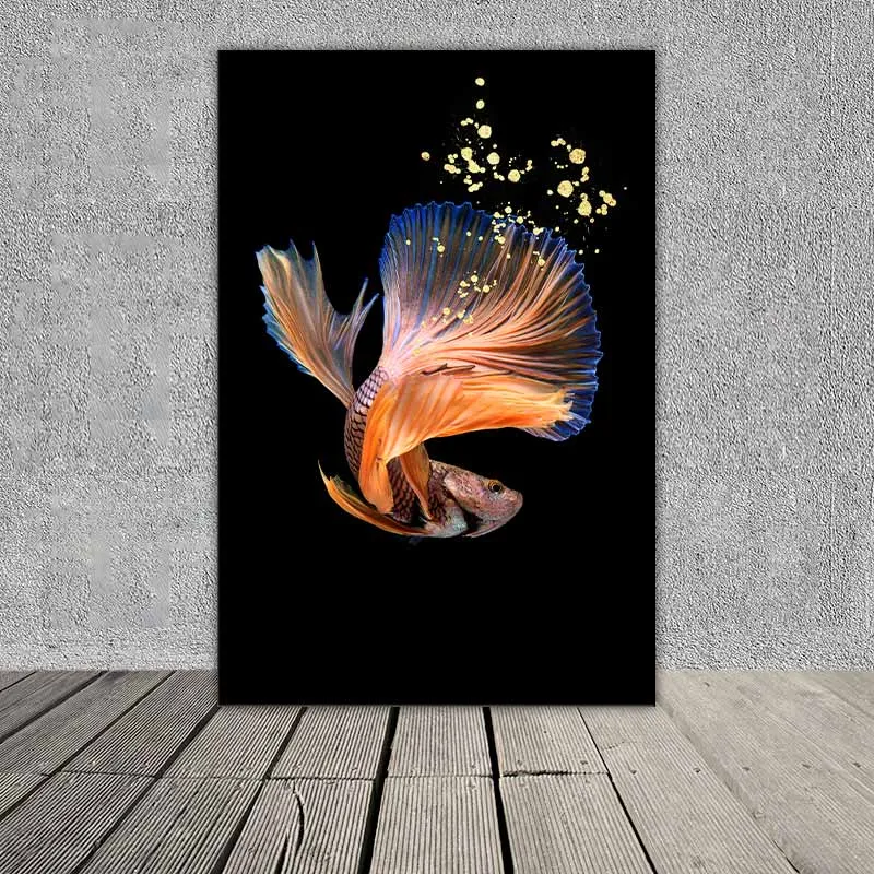 Tranh cá phướng màu đỏ, vàng và bong bóng nước trừu tượng