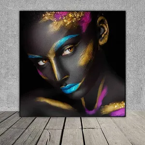 Tranh chân dung cô gái da đen và các nét vẽ trên mặt