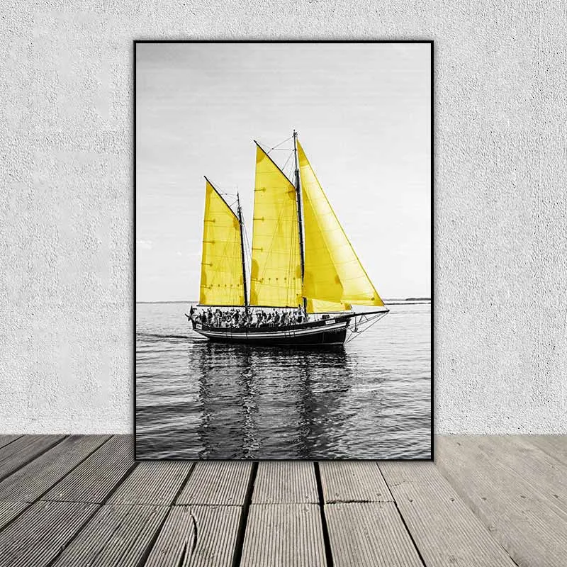 Tranh phong cảnh thuận buồm xuôi gió trắng đen và cánh buồm vàng