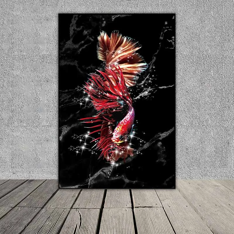 Tranh cá phướng màu đỏ, vàng và bong bóng nước trừu tượng