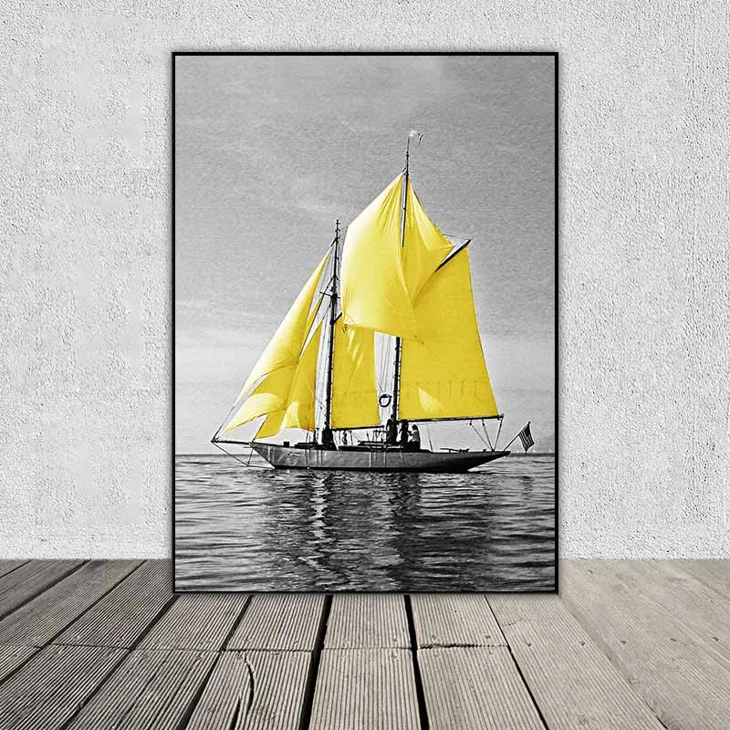 Tranh phong cảnh thuận buồm xuôi gió trắng đen và cánh buồm vàng