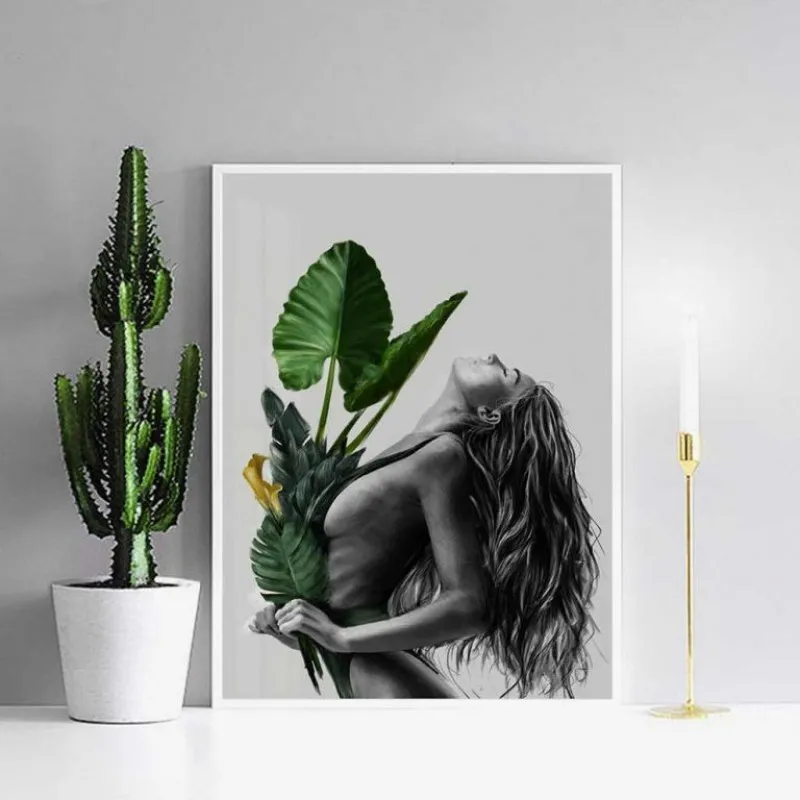 Tranh cô gái khỏa thân với những lá cây nhiệt đới kết hợp chữ
