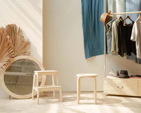 Tranh cô gái và lá cây