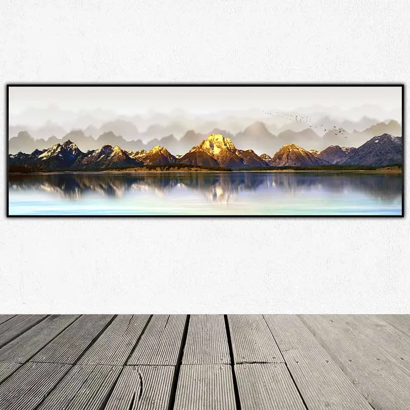 Tranh ngọn núi với ánh sáng vàng in bóng xuống mặt hồ phẳng lặng