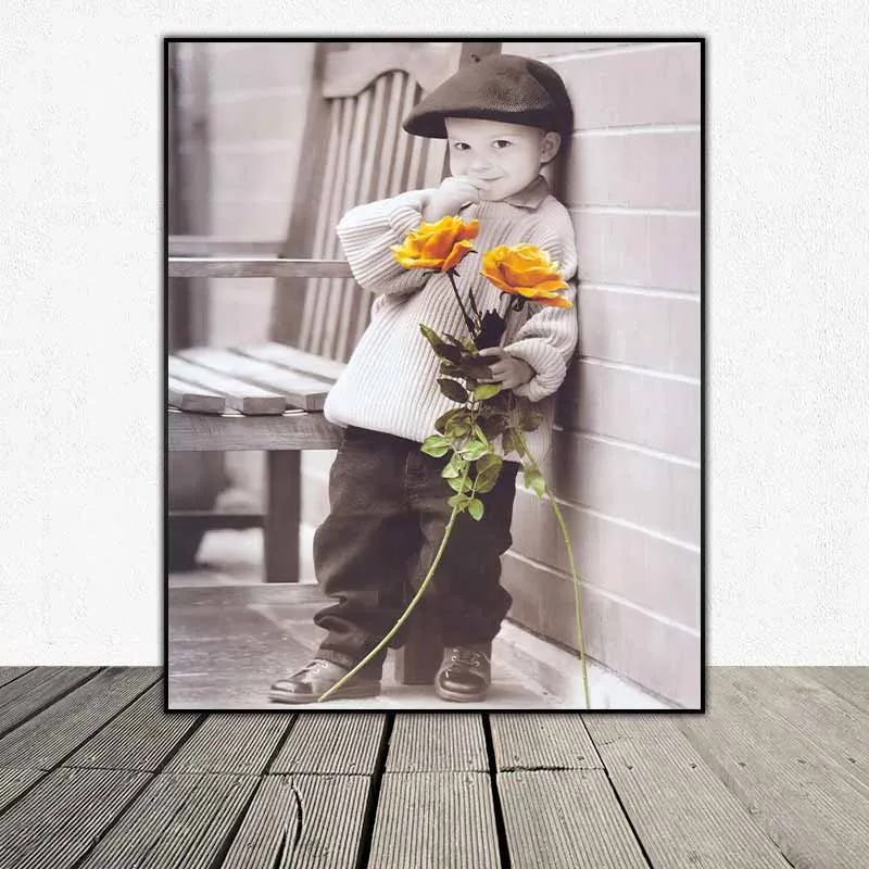 Tranh bé trai và bé gái dễ thương và ngộ nghĩnh