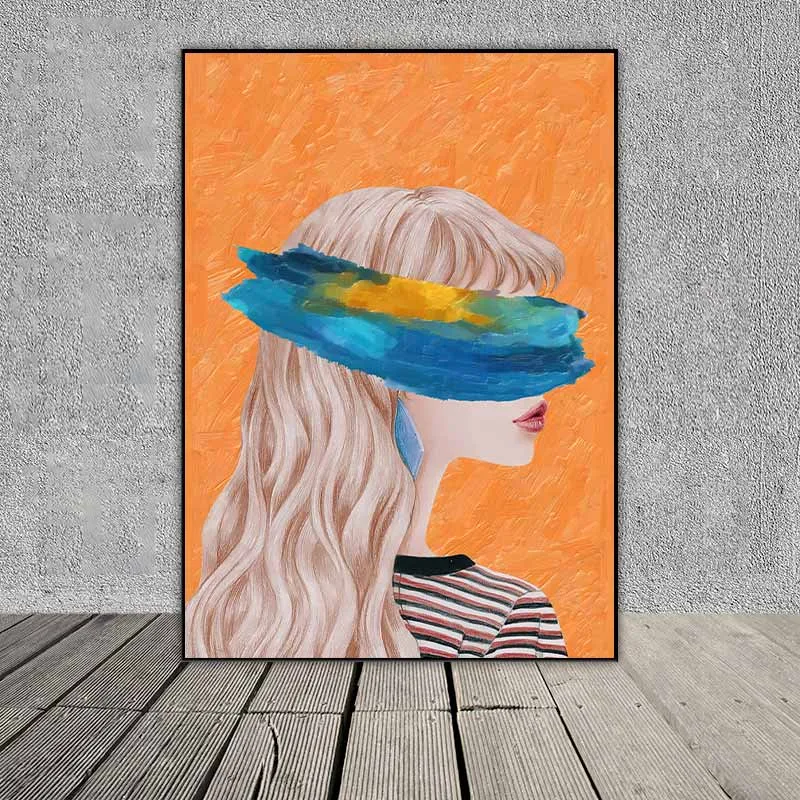 Tranh cô gái, tranh con bướm và tranh các hình tam giác trừu tượng