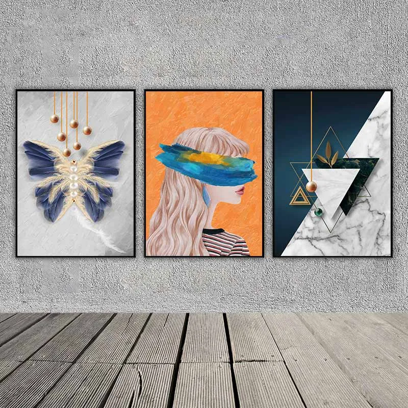 Tranh cô gái, tranh con bướm và tranh các hình tam giác trừu tượng