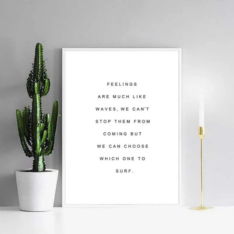 Tranh cô gái khỏa thân với những lá cây nhiệt đới kết hợp chữ